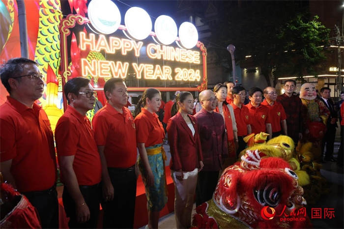 中泰嘉賓在曼谷唐人街耀華力路合影。 人民網(wǎng)記者 張矜若攝