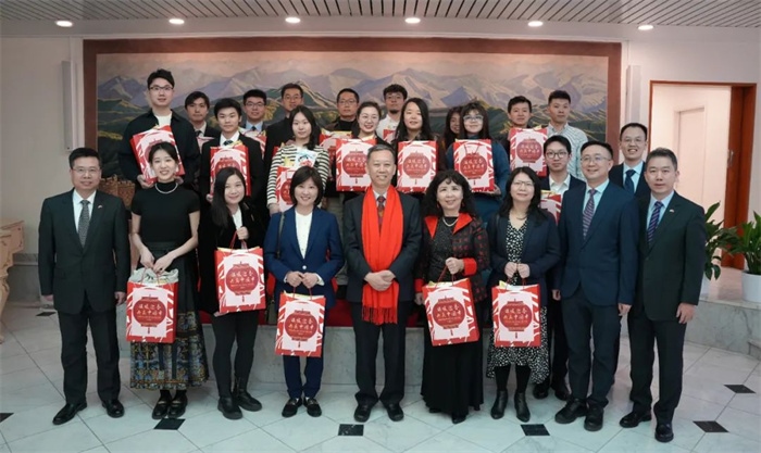中國駐瑞典大使館崔愛民與留學生代表和華校負責人合影。 中國駐瑞典大使館供圖