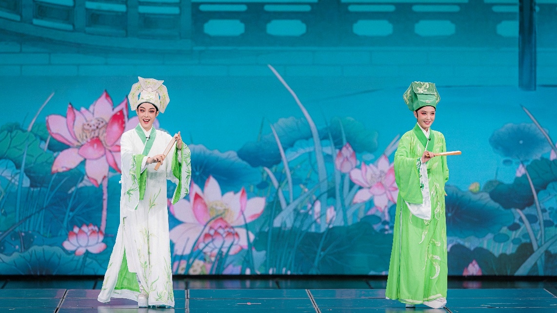 青年越劇演員陳麗君、李云霄彩排現(xiàn)場(chǎng)。主辦方供圖