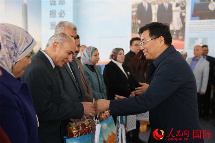 中建埃及分公司董事長(zhǎng)常偉才為埃及師生發(fā)放新年禮包。人民網(wǎng)記者 黃培昭攝