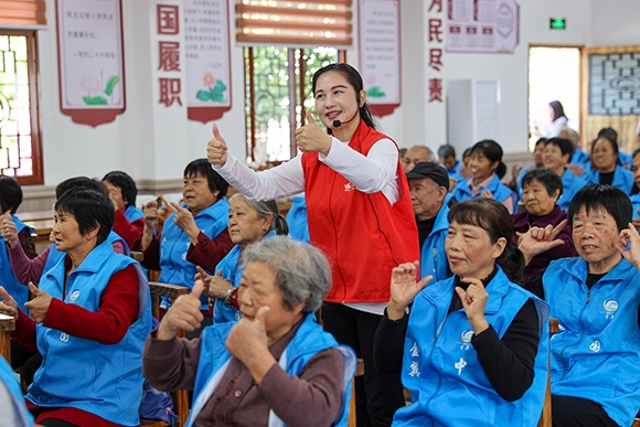 老人們正在學習手勢舞。