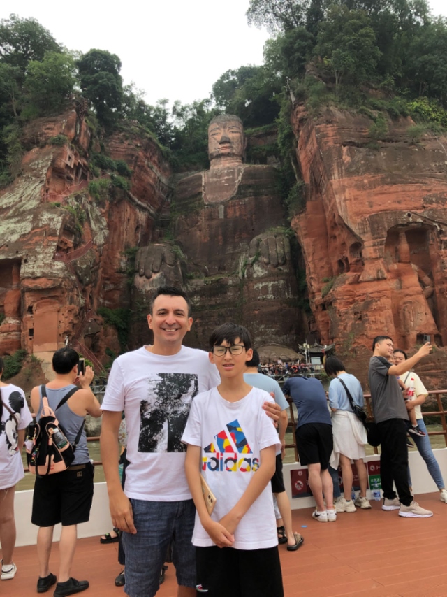 埃爾南多與兒子在廣東佛山。圖片由受訪(fǎng)者提供
