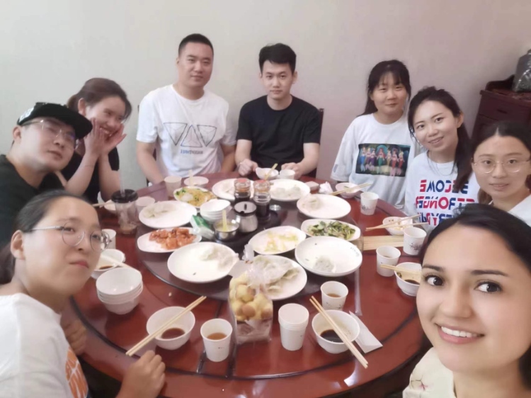 保拉與中國(guó)朋友在一起。圖片由受訪(fǎng)者提供