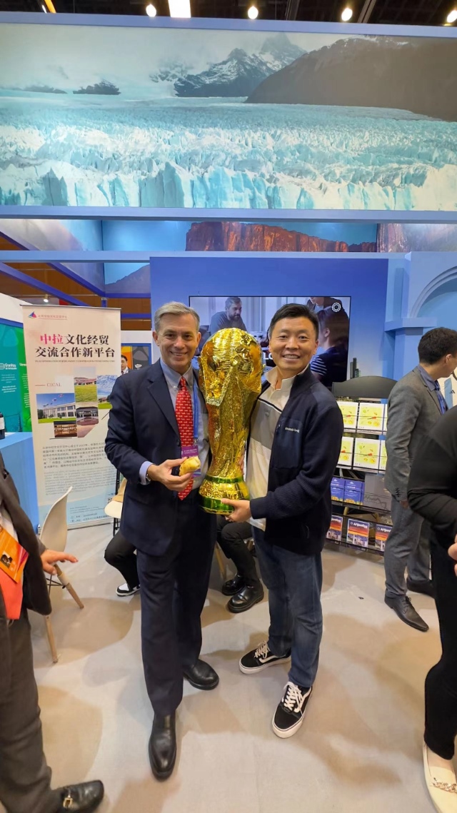 2022年，馬克西米與同事在上海。圖片由受訪者提供