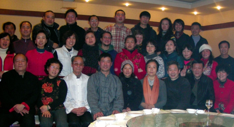 2018年，卡洛斯（二排中間）和武術(shù)學(xué)校的老師同學(xué)一起過春節(jié)。圖片由受訪者提供