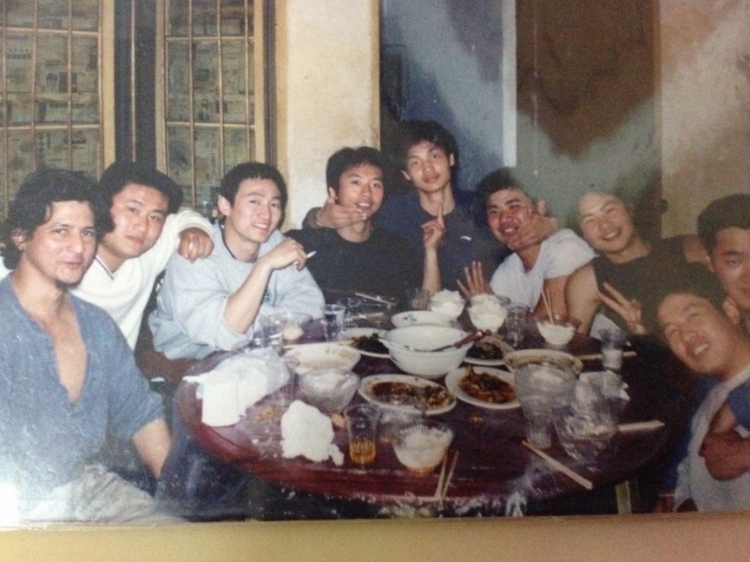 2007 年，卡洛斯·卡斯蒂略（左一）和他的中國朋友在武漢慶祝春節(jié)。圖片由受訪者提供