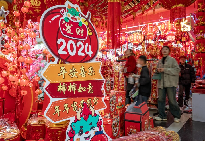 1月11日，顧客在昆明新螺螄灣國際商貿(mào)城選購節(jié)日飾品。新華社記者 陳欣波 攝