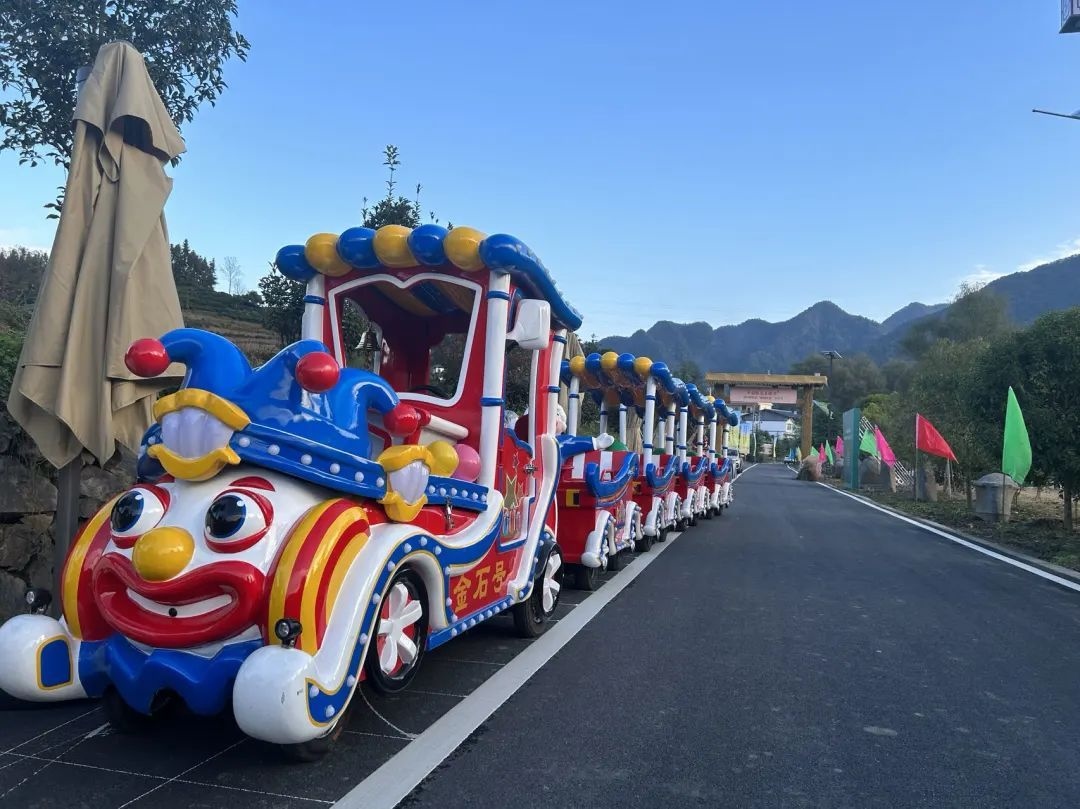 2023年10月，金石村集體出資購(gòu)買了兩輛無(wú)軌觀光小火車。紫陽(yáng)縣融媒體中心供圖