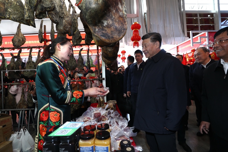 2020年1月19日至21日，中共中央總書(shū)記、國(guó)家主席、中央軍委主席習(xí)近平來(lái)到云南，看望慰問(wèn)各族干部群眾，向全國(guó)人民致以新春祝福。這是20日下午，習(xí)近平在昆明新春購(gòu)物博覽會(huì)年貨街，了解春節(jié)前市場(chǎng)供應(yīng)情況。新華社記者 鞠鵬 攝