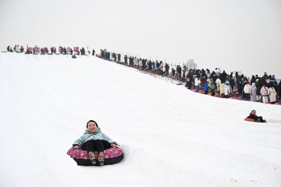 圖為1月18日，市民在內(nèi)蒙古賽馬場滑雪圈。新華社記者 貝赫 攝