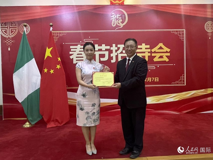 中國駐尼日利亞大使崔建春（右）為尼日利亞中國礦業(yè)聯(lián)合會頒獎。人民網(wǎng)記者 姜宣攝