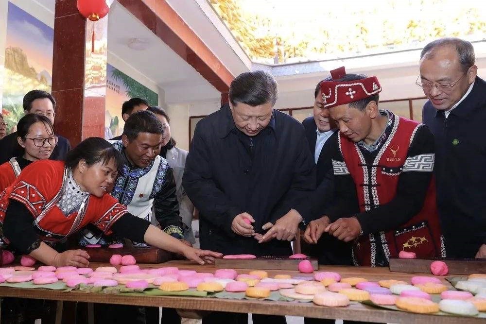 2020年1月19日，習(xí)近平總書記在云南省騰沖市清水鄉(xiāng)三家村中寨司莫拉佤族村，同村民李發(fā)順一家制作當(dāng)?shù)毓?jié)日傳統(tǒng)食品大米粑粑。新華社記者 鞠鵬 攝