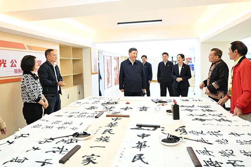 △2023年12月14日，習(xí)近平總書記在廣西南寧市良慶區(qū)蟠龍社區(qū)黨群服務(wù)中心文體活動(dòng)室同社區(qū)居民親切交流。