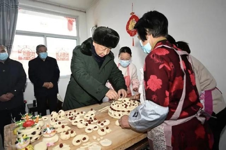 2022年1月26日，習(xí)近平總書記在山西省臨汾市霍州市師莊鄉(xiāng)馮南垣村，同師紅兵一家做年饃。新華社記者 李學(xué)仁 攝