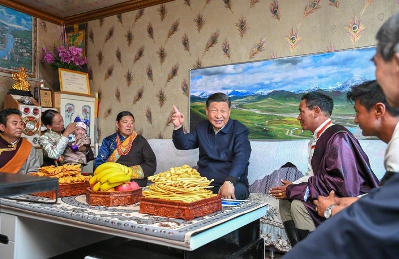 △2021年6月8日，習(xí)近平總書記在青海海北藏族自治州剛察縣果洛藏貢麻村，同藏族牧民索南才讓一家人圍坐在客廳聊家常。