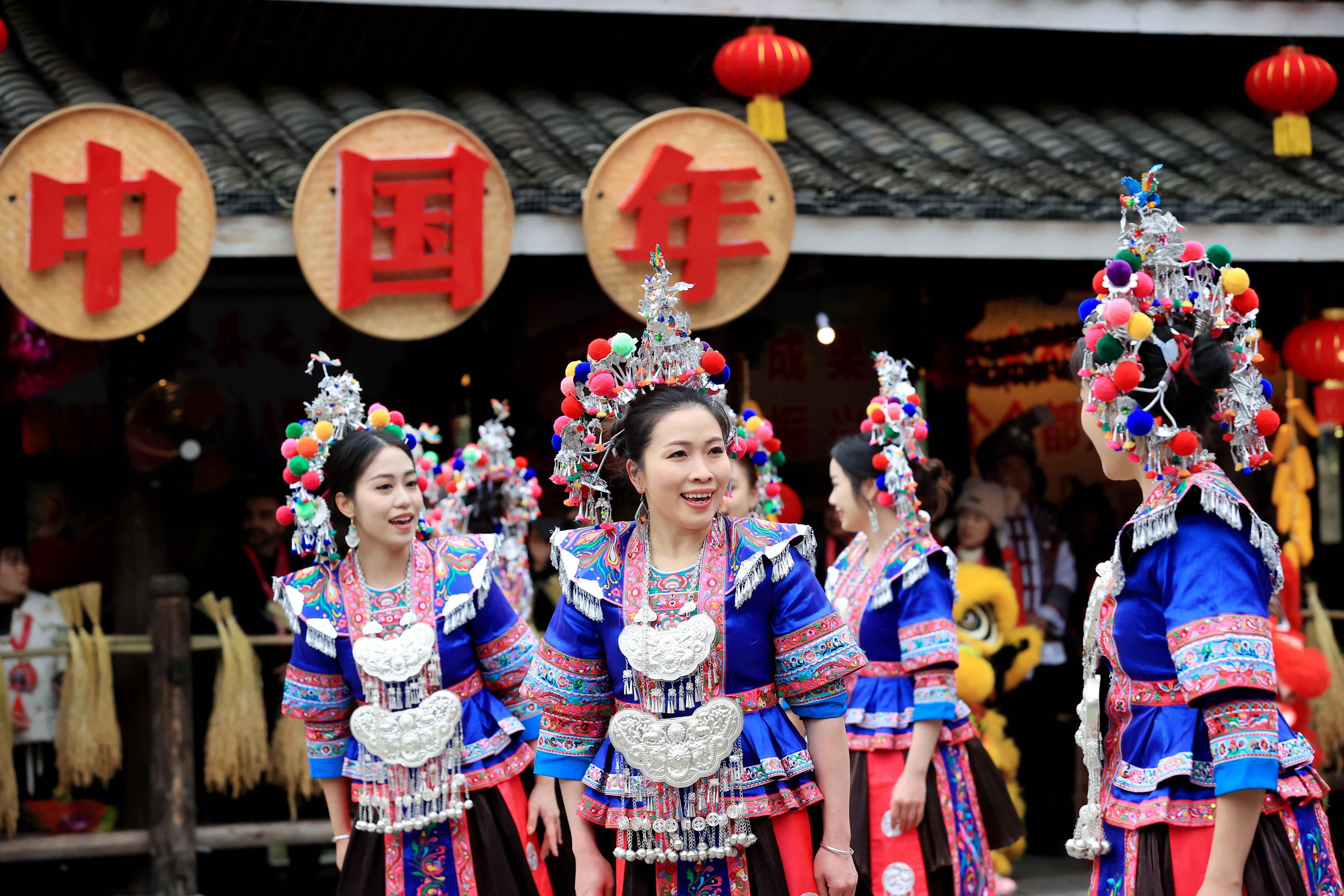 △2024年2月3日，在廣西柳州三江侗族自治縣林溪鎮(zhèn)程陽(yáng)八寨景區(qū)，“村晚”紅紅火火進(jìn)行。