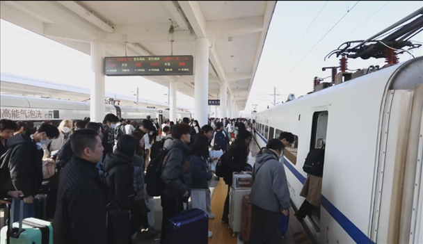 景德鎮(zhèn)北站的旅客陸續(xù)登上回家的列車。中國鐵路南昌局供圖