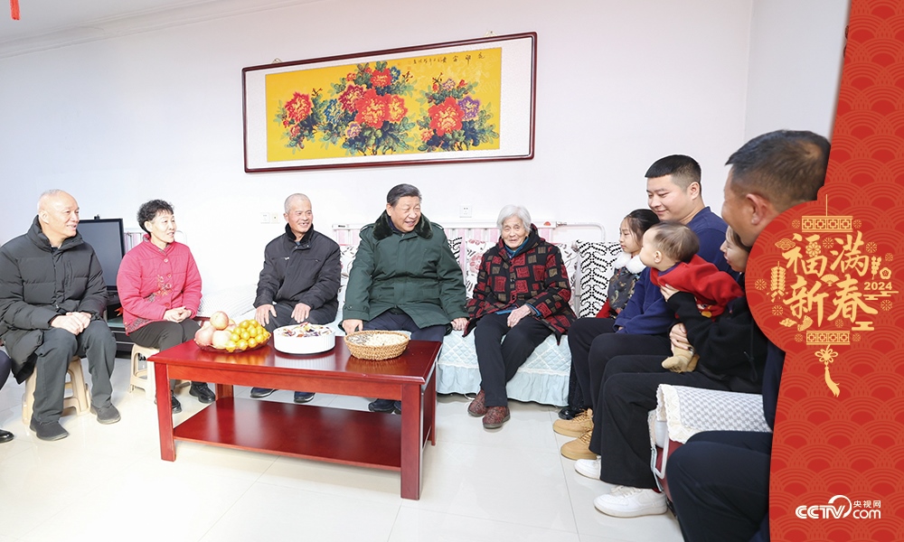 2024年2月1日，習(xí)近平總書記在天津市西青區(qū)辛口鎮(zhèn)第六埠村考察時，同村民杜洪剛一家人親切拉家常。
