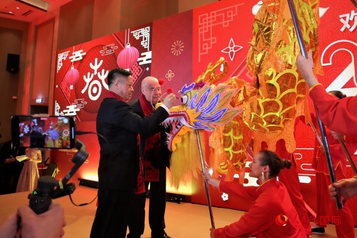 張漢暉（左）、施威特科（右）共同為彩龍點(diǎn)睛。于子恒攝