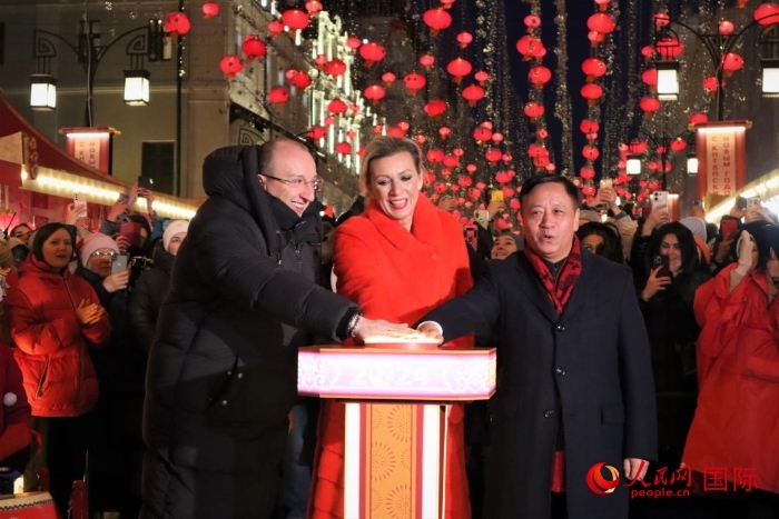 張漢暉、扎哈羅娃、科茲洛夫（從右至左）共同按下活動(dòng)啟動(dòng)按鈕。于子恒攝