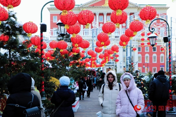 俄羅斯民眾在活動(dòng)現(xiàn)場(chǎng)參觀游玩。人民網(wǎng)記者 隋鑫攝