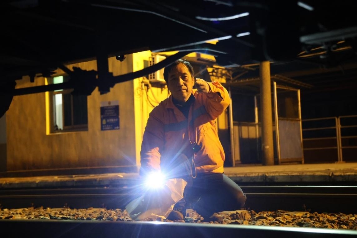 凌晨2點(diǎn)，李金饒正在檢查關(guān)門車。陸佳駿攝