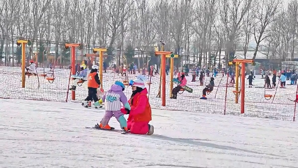 新春走基層｜滑雪場上過春節(jié)！冰城“冷資源”變成“熱經(jīng)濟”