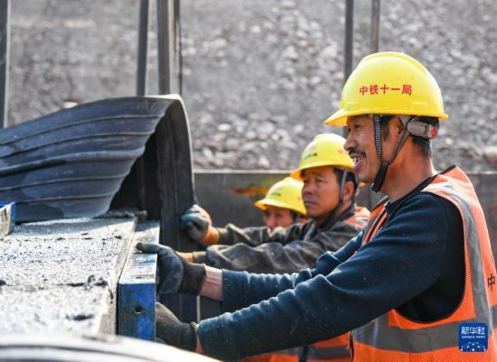 2月13日，在四川省通江縣青峪口水庫(kù)建設(shè)現(xiàn)場(chǎng)，中鐵十一局的工人正在進(jìn)行混凝土縱向圍堰施工。