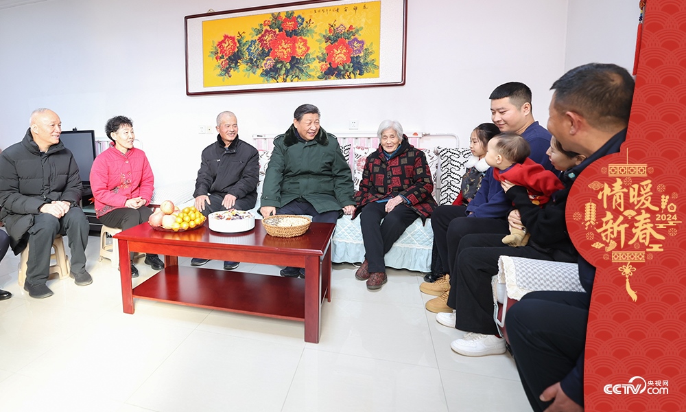 2024年2月1日，習近平總書記在天津第六埠村考察時，同村民杜洪剛一家人親切拉家常。