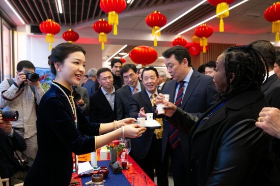 2月2日，人們在位于意大利羅馬的聯(lián)合國糧農組織總部體驗中國茶藝。新華社記者李京攝