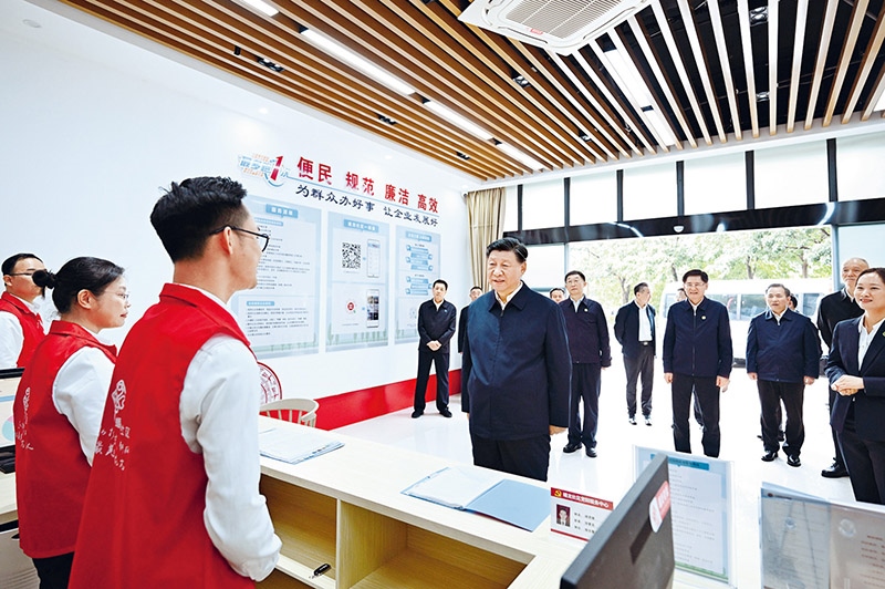 2023年12月14日至15日，中共中央總書記、國家主席、中央軍委主席習(xí)近平在廣西考察。這是14日上午，習(xí)近平在南寧市良慶區(qū)蟠龍社區(qū)黨群服務(wù)中心考察。 新華社記者 燕雁/攝