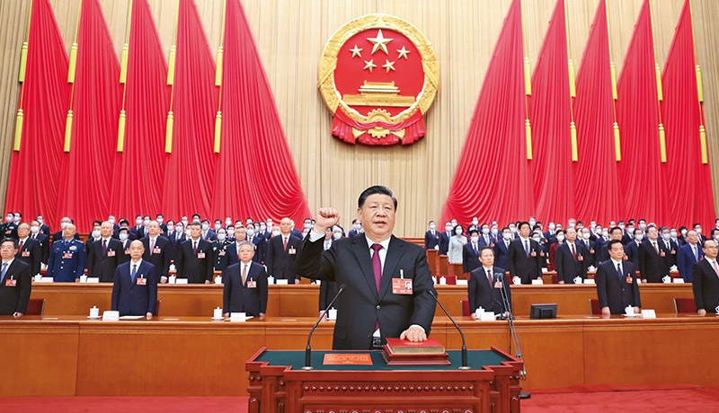 2023年3月10日，十四屆全國人大一次會議在北京人民大會堂舉行第三次全體會議。習(xí)近平全票當(dāng)選中華人民共和國主席、中華人民共和國中央軍事委員會主席。這是習(xí)近平進行憲法宣誓。 新華社記者 鞠鵬/攝