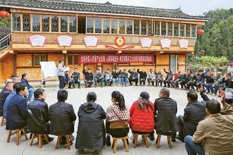 圖為2023年4月6日，貴州省黔東南苗族侗族自治州施秉縣白垛鄉(xiāng)白垛村村民在討論產(chǎn)業(yè)發(fā)展、人居環(huán)境提升、鄉(xiāng)村文明建設(shè)相關(guān)事宜。 人民圖片 磨桂賓/攝