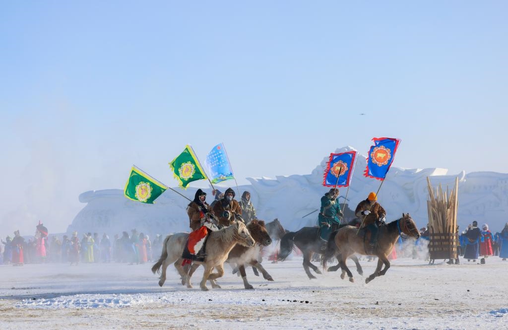 賽馬選手在內(nèi)蒙古自治區(qū)第二十屆冰雪那達(dá)慕開(kāi)幕式上入場(chǎng)（2023年12月17日攝）。新華社記者 王楷焱 攝
