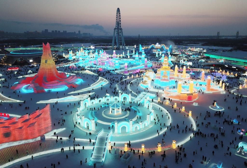 游客在哈爾濱冰雪大世界游玩（無(wú)人機(jī)照片，2024年1月5日攝）。新華社記者 王建威 攝