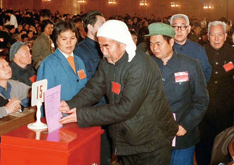 我國現(xiàn)行憲法于1982年12月4日由第五屆全國人大第五次會(huì)議通過并公布施行。根據(jù)改革開放和社會(huì)主義現(xiàn)代化建設(shè)的實(shí)踐和發(fā)展，全國人大于1988年、1993年、1999年、2004年、2018年先后5次作出必要的、也是十分重要的修正。圖為出席第五屆全國人民代表大會(huì)第五次會(huì)議的代表投票表決《中華人民共和國憲法》（資料照片）。 新華社發(fā)