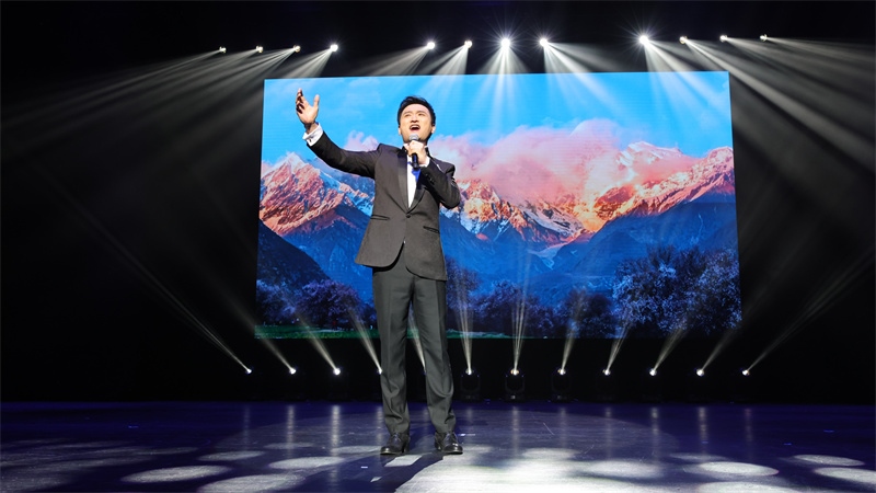 中國(guó)鐵路文工團(tuán)獨(dú)唱演員、第十二屆中國(guó)音樂(lè)金鐘獎(jiǎng)聲樂(lè)（民族）唱法金獎(jiǎng)獲得者馬小明演唱歌曲《天路》。張凱攝