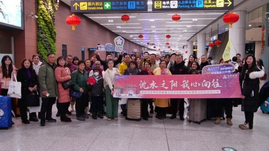 2月11日，一批馬來西亞游客抵達(dá)沈陽桃仙國際機場。新華社發(fā)
