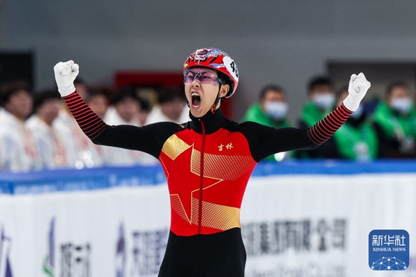 吉林隊(duì)選手孫龍沖線后慶祝勝利。新華社記者 李博 攝