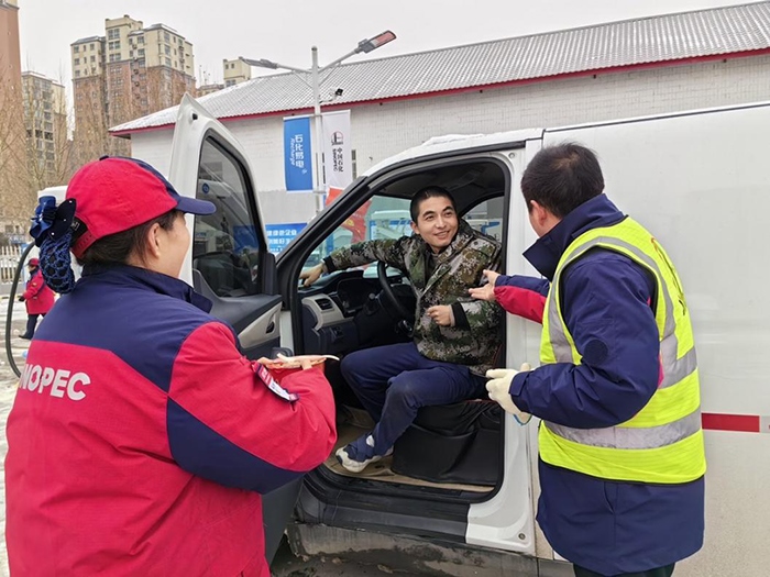 加能站員工為雪天到站充電的司機送來泡面并邀請他到站里休息。受訪者供圖