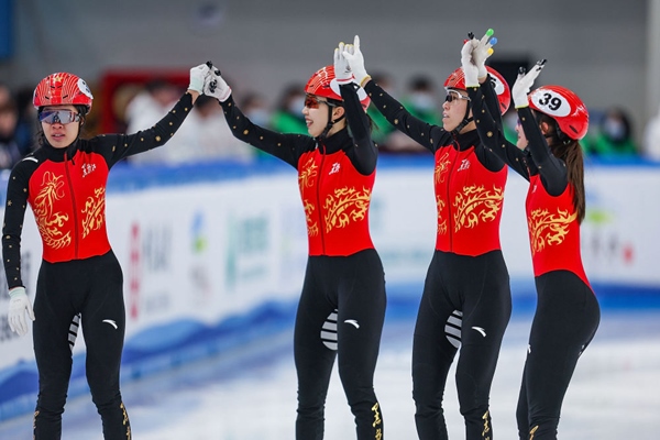 2月18日，黑龍江隊選手徐愛麗（左一）、臧一澤（左二）、范可新（右二）、王欣然在奪冠后向觀眾致意。新華社記者 黃偉 攝