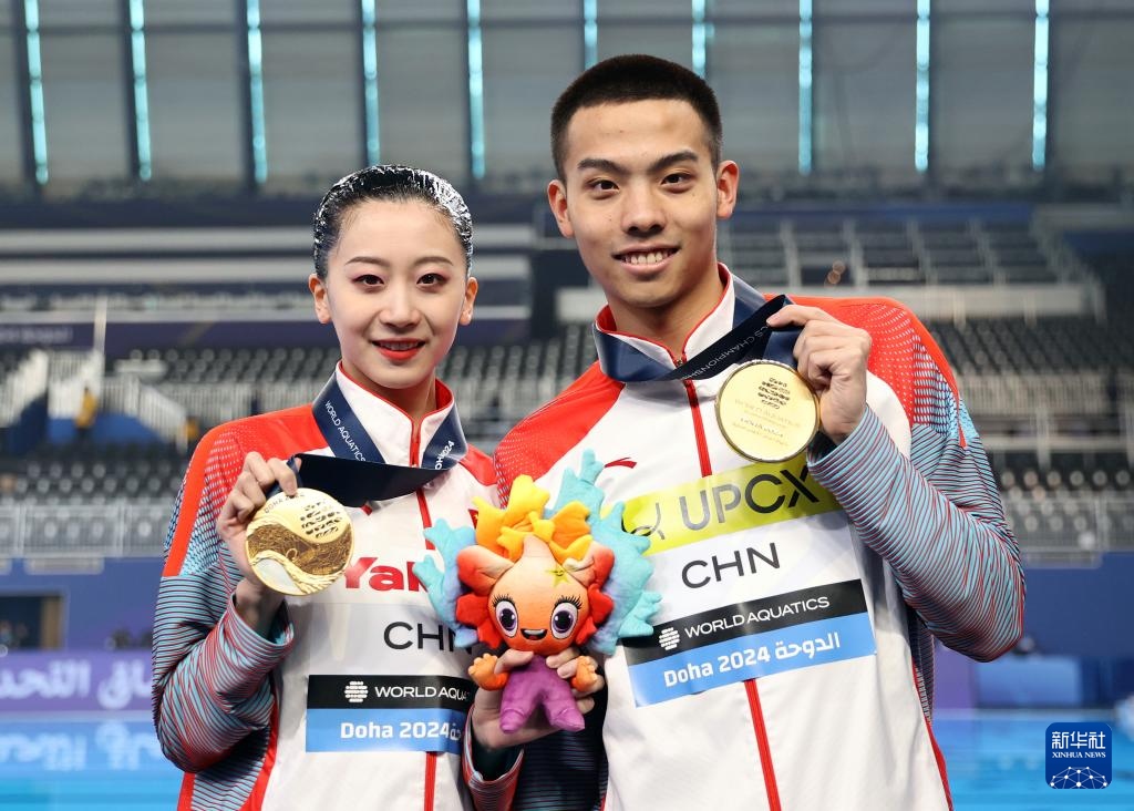 2月10日，2024年多哈游泳世錦賽花樣游泳混合雙人自由自選決賽，程文濤（左）/石浩玙在頒獎儀式后合影。新華社記者 雒圓 攝