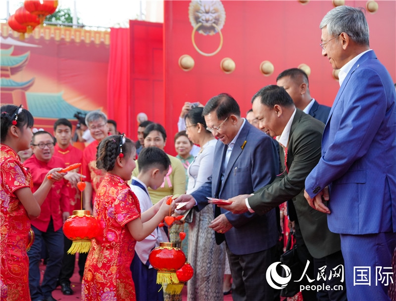 在活動(dòng)現(xiàn)場(chǎng)，敏昂萊主席夫婦根據(jù)當(dāng)?shù)貍鹘y(tǒng)向兒童送祝福1-人民網(wǎng)記者謝佳君攝