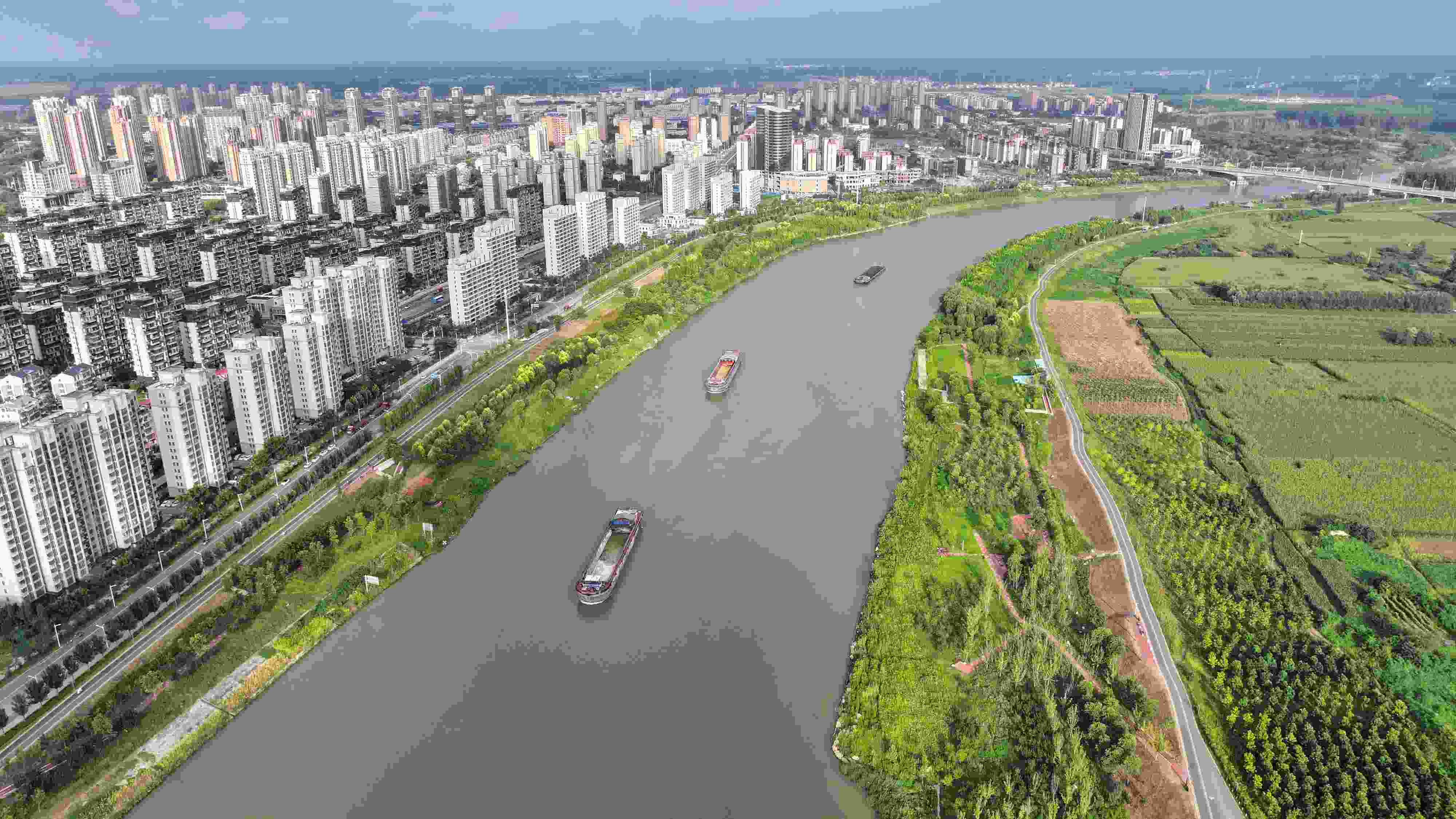 △ 2023年8月21日，安徽阜陽，初秋時(shí)節(jié)，界首城市建設(shè)與沙潁河水系、橋梁和綠植相映襯，構(gòu)成一幅生態(tài)宜居的美麗畫卷。