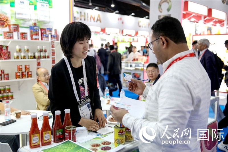 圖為中國(guó)參展企業(yè)代表與采購(gòu)商交流。人民網(wǎng) 塔里克·易卜拉欣攝
