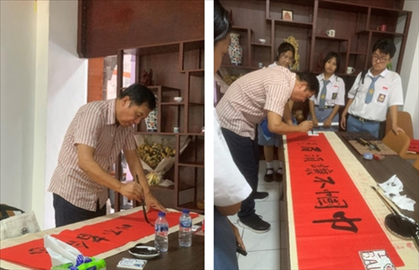 茍皓東展示中國書法藝術(shù)。巴陵康孔子學(xué)院供圖