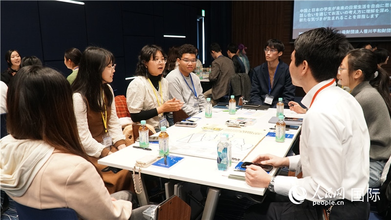 中日學(xué)生分組討論交流。人民網(wǎng) 蔣曉辰攝