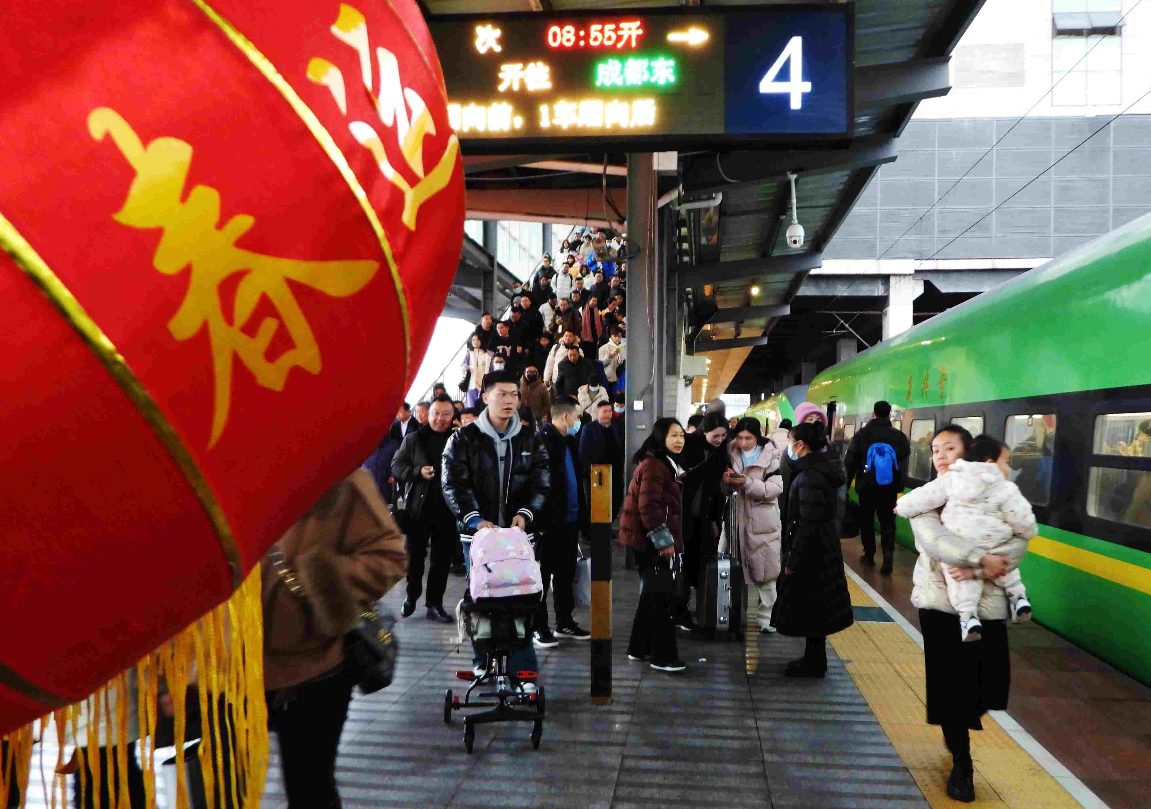 △ 2024年1月26日，四川省達(dá)州市車站，準(zhǔn)備乘坐“復(fù)興號(hào)”動(dòng)車組列車出行的旅客。