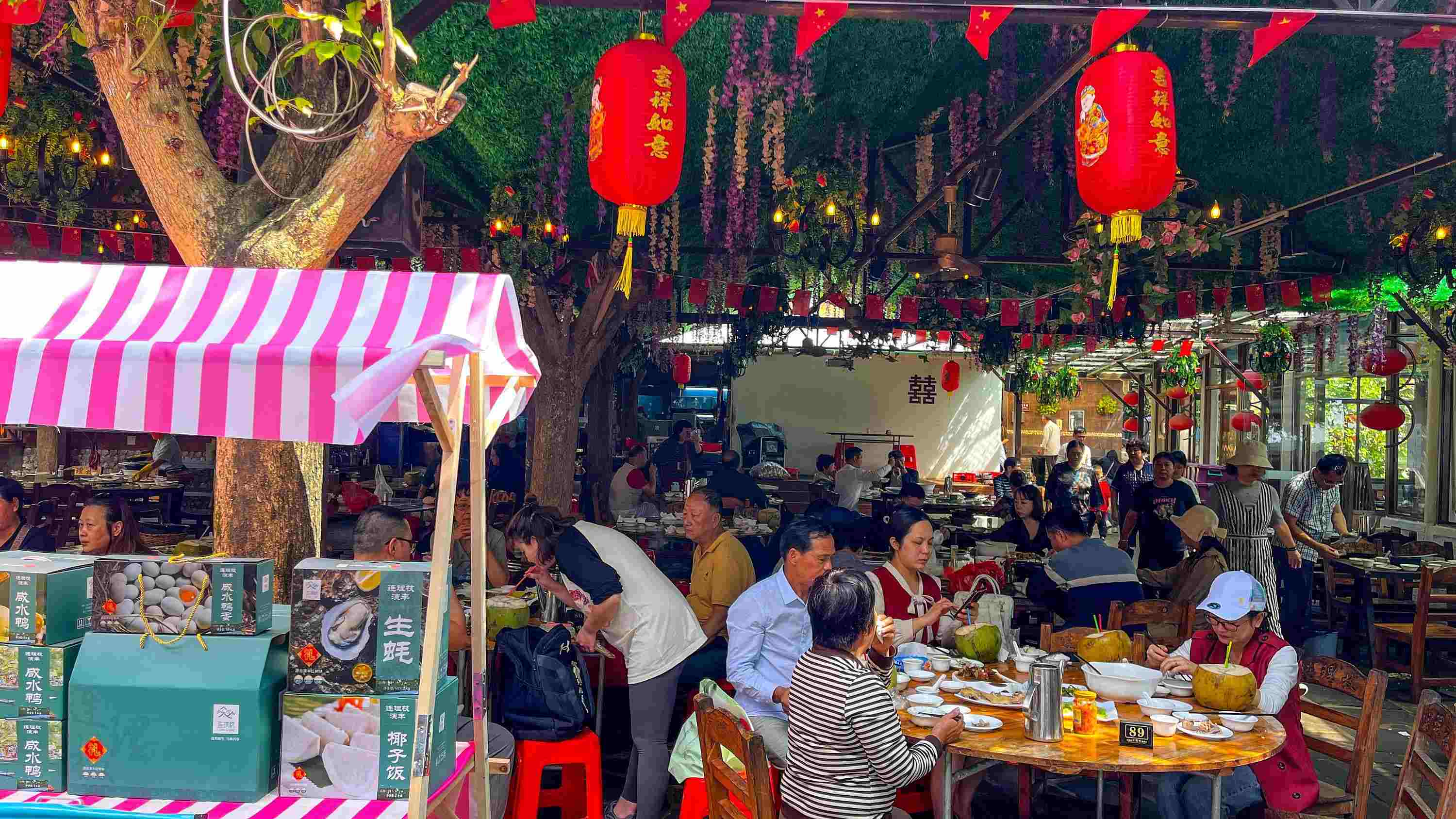 △ 2024年2月17日，春節(jié)假期最后一天，海口鄉(xiāng)村旅游持續(xù)火爆，眾多游客前往漁家樂品嘗特色海鮮和鄉(xiāng)村美食。