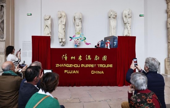 2月10日，在位于法國巴黎埃菲爾鐵塔附近的“建筑與遺產(chǎn)之城”博物館，觀眾欣賞漳州布袋木偶戲。新華社記者高靜攝